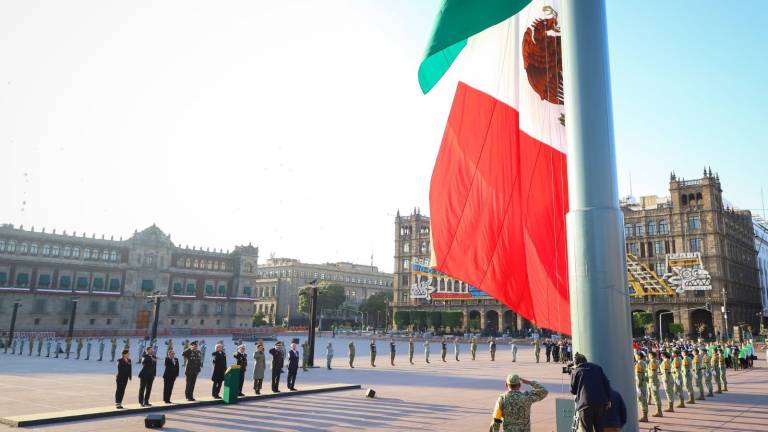 La bandera a media asta ondea este 19 de septiembre en el Zócalo de la Ciudad de México.
