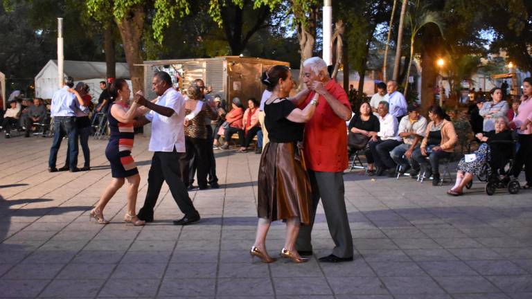 Las Tardes de Danzón se llevan a cabo los miércoles a las 18:00 horas, en la plazuela Obregón.