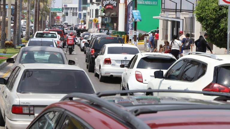 El tráfico colapsa en la zona turística de Mazatlán