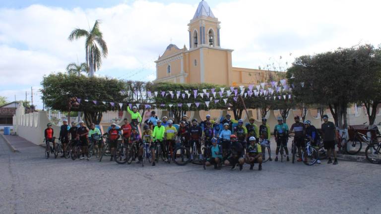 Ciclistas de Escuinapa participan en una ruta hacia Cacalotán, en Rosario.