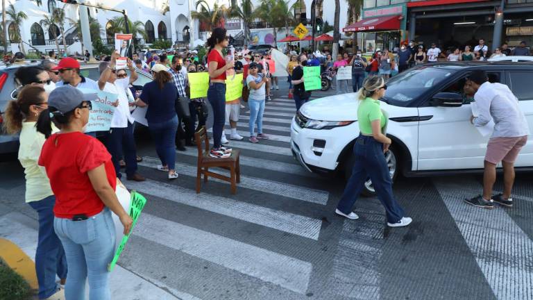 Familiares y amigos de Mario Eduardo bloquean el paso vehicular en plena Zona Dorada para exigir localizar con vida al joven desaparecido en calles del Fraccionamiento Gaviotas.