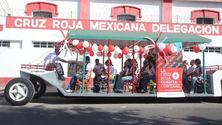 Fueron decenas los elementos de Cruz Roja Mazatlán que se sumaron a la fiesta, llevando banderas, botes y otros instrumentos.