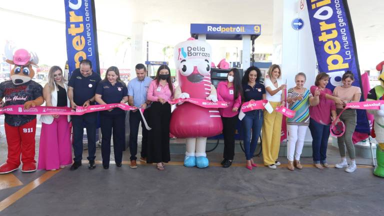 Directivos de Redpetrol, integrantes de las fundaciones beneficiadas, representantes de los hospitales y laboratorios participantes, cortaron el listón inaugural de la campaña Mes Rosa-Ni una menos.