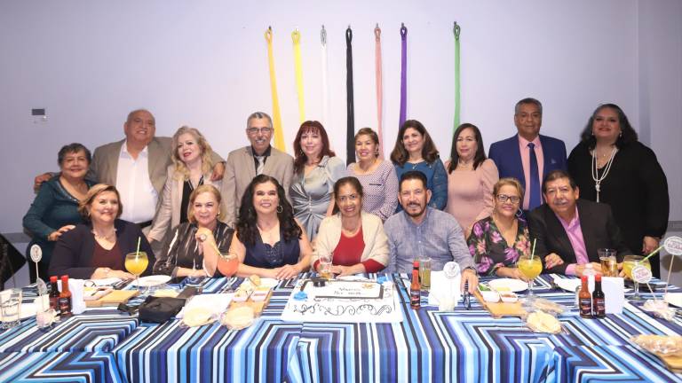 A 40 años de haber egresado de la UAS, el grupo denominado Pioneros de la ECAM disfruta de una alegre convivencia.