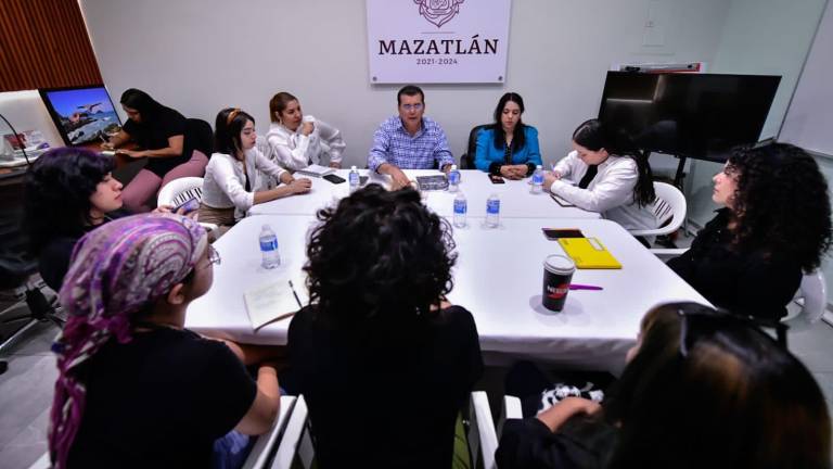 Integrantes de los colectivos feministas Perlas del Pacifico y Sirenas Negras se reúnen con el Alcalde de Mazatlán, Édgar González Zataráin.