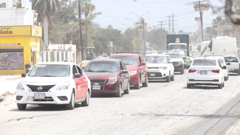 Se ahorcan vialidades en Mazatlán por el tráfico que genera cierre parcial de la Gabriel Leyva