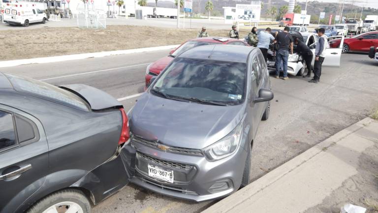 El reporte de la carambola se reportó a las 12:50 horas, en la carretera Internacional a la altura del entronque a la Termoeléctrica.