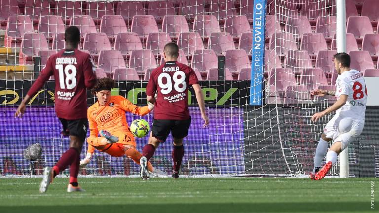 Ochoa vuelve a la titularidad en triunfo del Salernitana