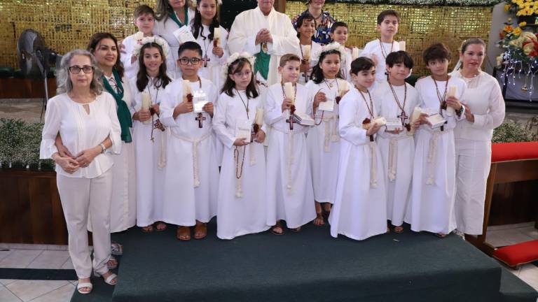 Niños del catecismo El Buen Pastor entre el Padre Horacio Hernández y sus catequistas.