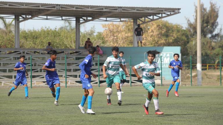 La Liga de Futbol Juvenil B sigue su desarrollo semana a semana en los campos de la Unidad Deportiva Toledo Corro.