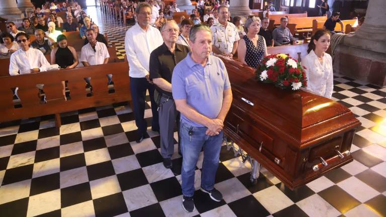 En la misma de cuerpo presente, algunos allegados a Antonio López Sáenz montaron guardia de honor, como sus compañeros de El Colegio de Sinaloa, Élmer Mendoza y Federico Páez.