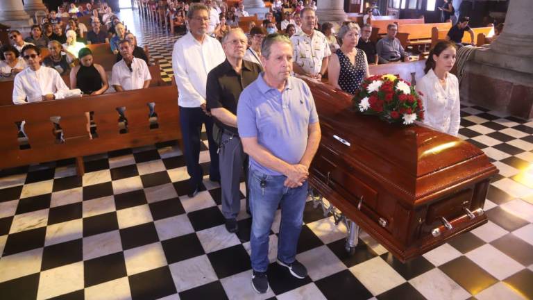 En la misma de cuerpo presente, algunos allegados a Antonio López Sáenz montaron guardia de honor, como sus compañeros de El Colegio de Sinaloa, Élmer Mendoza y Federico Páez.