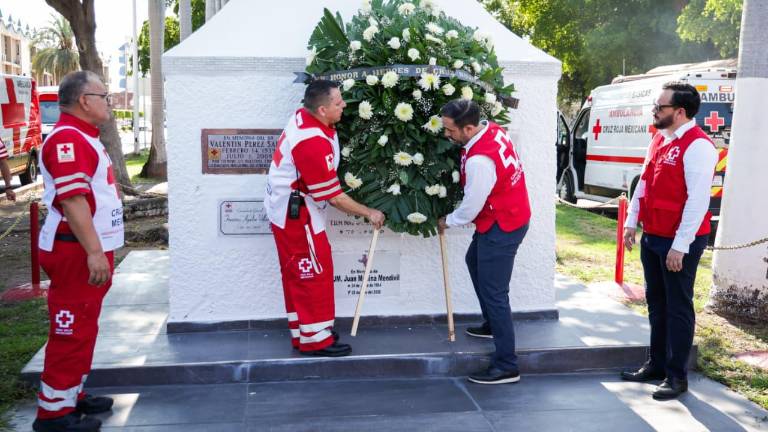 Homenaje a los héroes caídos de la Cruz Roja durante la conmemoración del Día del Socorrista en Culiacán.
