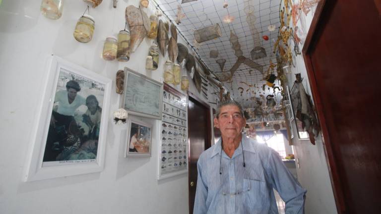 Jesús Antonio Virgen Ávila habilitó en su vivienda la Casa Museo Homenaje al Pescador, donde se exhiben más de 3 mil piezas marinas.