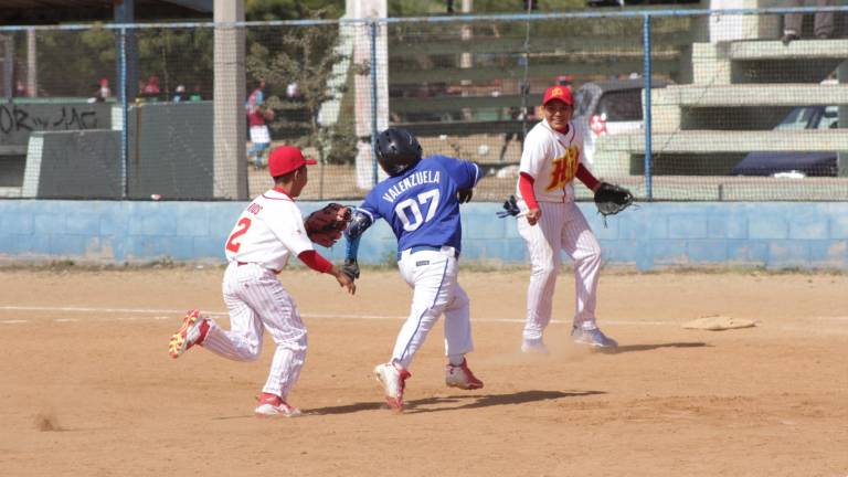 Acciones de beisbol infantil en los campos de la Liga Quintero Castañeda.