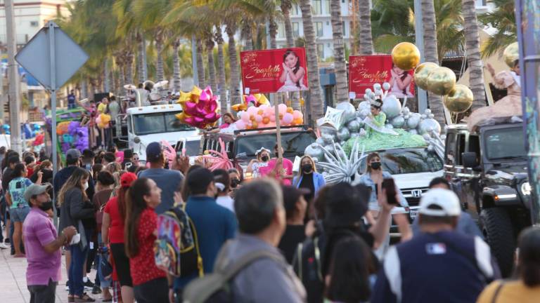 El malecón de Mazatlán se viste de Carnaval, banda y alegría