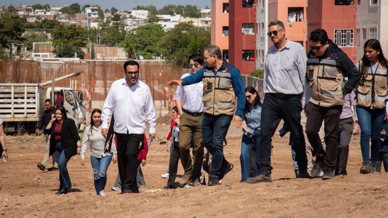 Personal del Infonavit y el Alcalde de Culiacán supervisan los avances del proyecto de Viviendas del Bienestar.