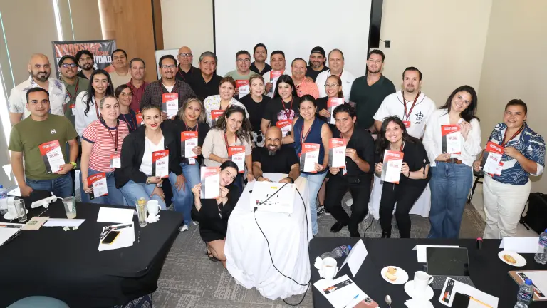 El expositor Alfonso De Alba entre los asistentes a la capacitación.
