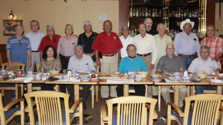Integrantes de la Confraternidad Prevoriana conviven en su reunión mensual.