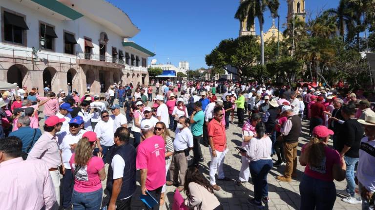 La Plazuela República, frente al Palacio Municipal, fue el punto de encuentro para quienes se manifestaron a favor de INE este domingo en Mazatlán.