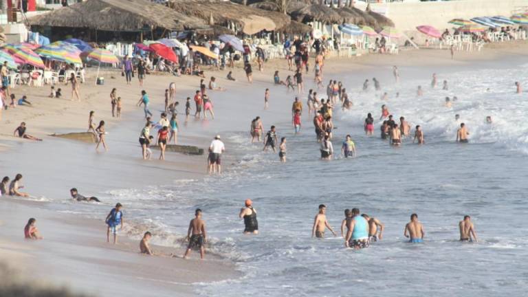 Playas mazatlecas registran gran afluencia en fin de semana.