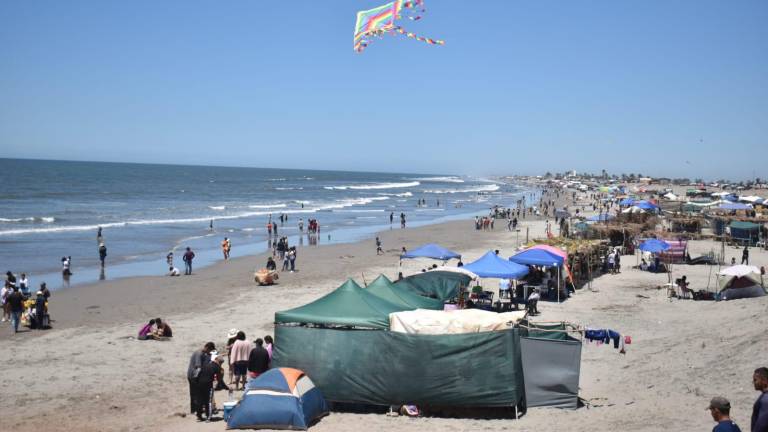 Cientos de personas disfrutan de las playas de Ponce, ubicadas al sur de Culiacán.