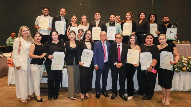 Docentes de la UPES recibieron sus títulos de maestría y doctorado durante ceremonia de graduación en Mazatlán.