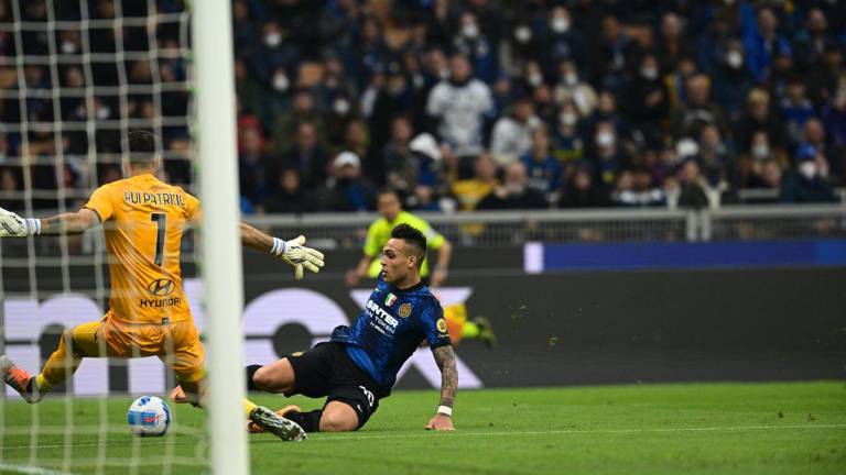Inter superó con categoría a Roma en Milán para trepar a la cima