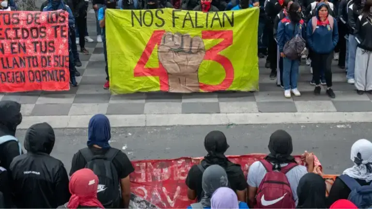 Familiares de los 43 normalistas participaron en un mitin frente a las instalaciones de la CNDH.