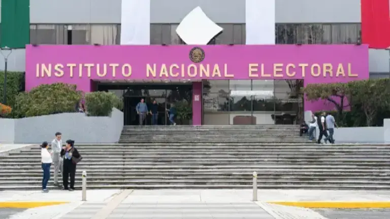 El INE multa a Morena con 39.9 millones de pesos por afiliaciones indebidas.