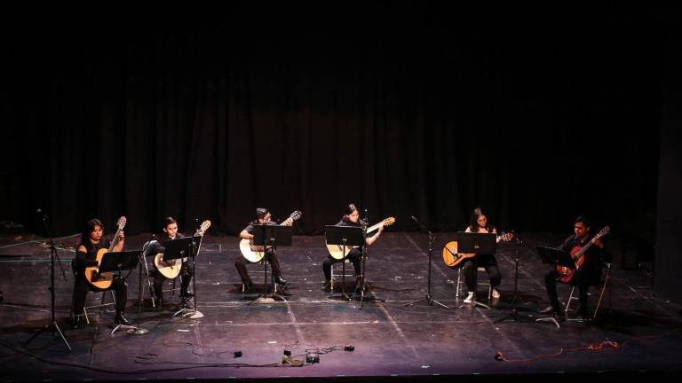 Alumnos de guitarra de la Escuela de Artes José Limón, durante el Festival de Fin de Cursos.