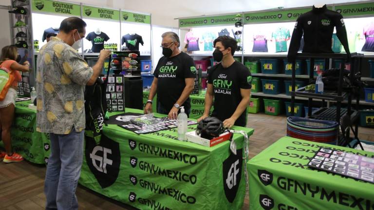 Participantes y público en general acude a la Expo Bici GFNY Mazatlán 2021.