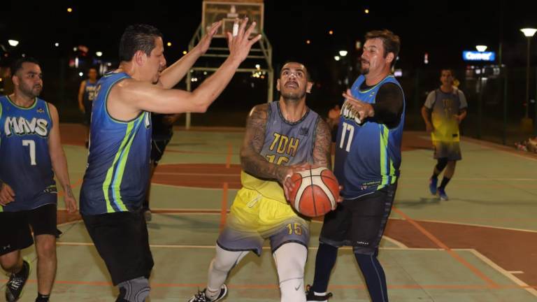 El Torneo de Baloncesto Parque Lineal ya tiene listos a sus cuatro semifinalistas.