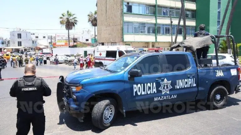 Autoridades evacuaron a 358 personas tras presunta fuga de gas en clínica del IMSS sobre la avenida Del Mar.