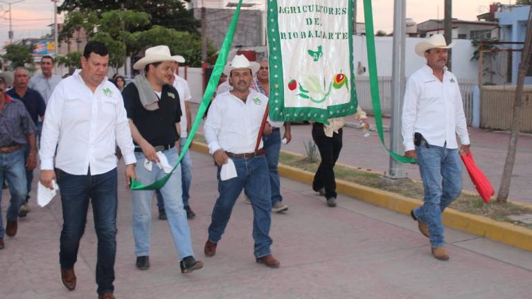 Productores de El Rosario salieron a las calles, portando el estandarte de la Virgen del Rosario, para pedir por mejores cosechas.