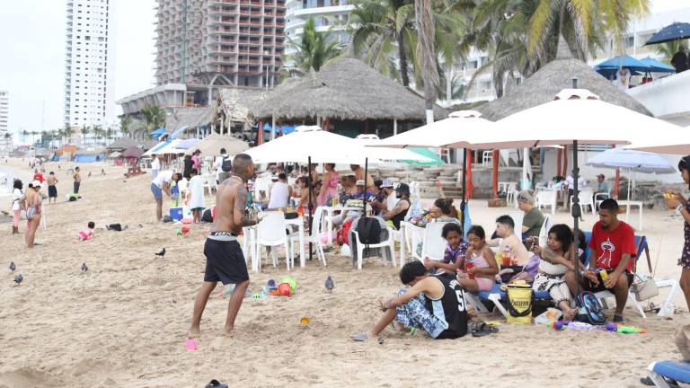 Personas aprovecharon el clima nublado para asistir a las playas.