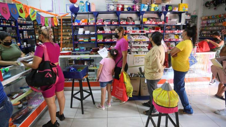 Compra y canje de uniformes, útiles escolares y zapatos se intensifica en Mazatlán