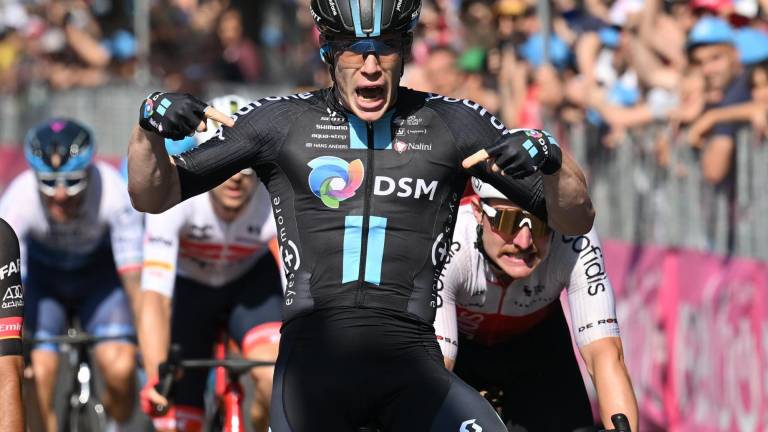 Alberto Dainese impone su magistral sprint en el Giro de Italia