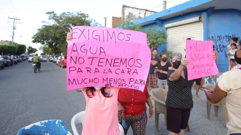 Vecinos de la Juárez, en Mazatlán, bloquean otro cruce vial por la falta de agua, y una policía les echa la patrulla
