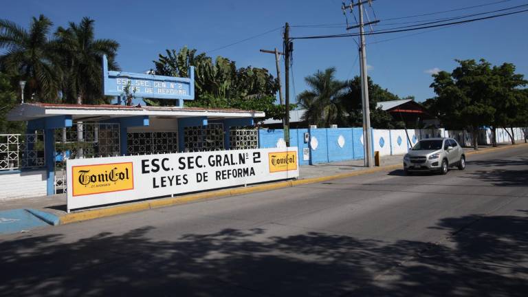 Las secundarias federales se alistan para volver a clases.