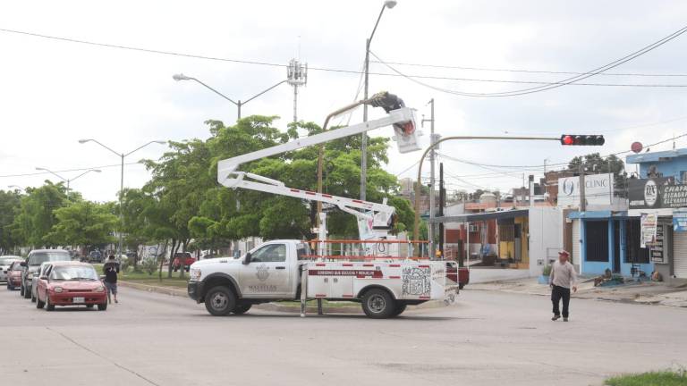 Personal del Ayuntamiento acomoda el semáforo del crucero de Santa Rosa y Rigodanza.