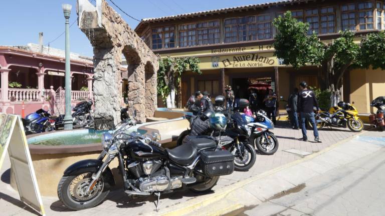 Motociclistas de diferentes motoclubes y grupos independientes visitaron este sábado La Noria para promover la seguridad y apoyar la derrama económica.