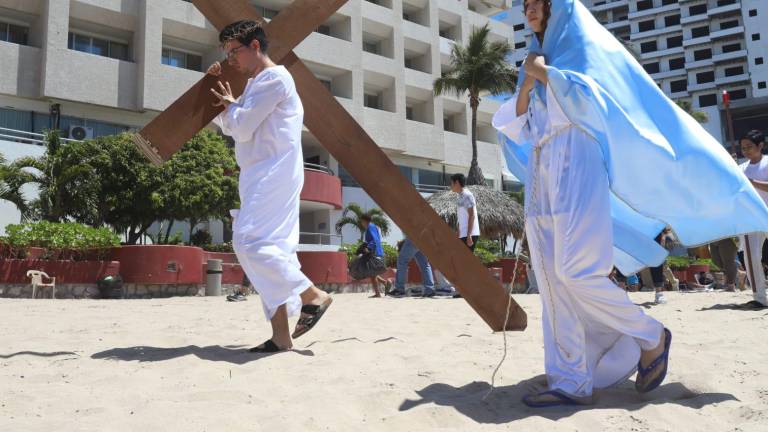 Participan feligreses del Templo San Judas Tadeo en Viacrucis por la playa