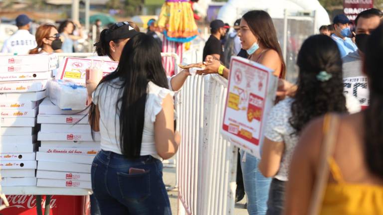 Las pizzas que se reparten en la fila.