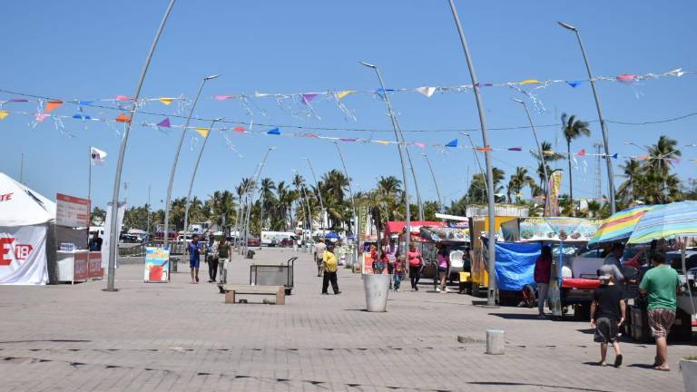 Comerciantes instalados en el malecón de Altata, Navolato, reportan bajas ventas esta Semana Santa.