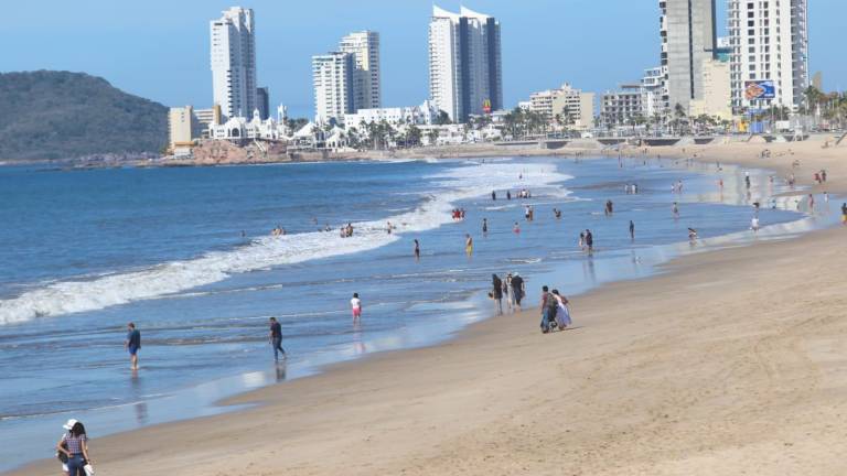 Playas de Mazatlán reciben a decenas de bañistas este inicio de año