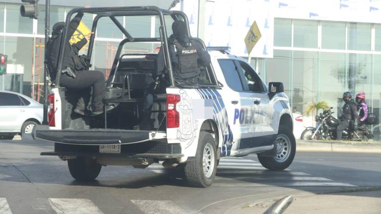 Autoridades acudieron al hotel de la Zona Dorada donde ocurrió la caída que dejó una mujer sin vida.