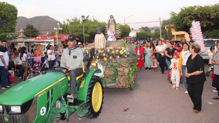 Las personas acompañaron a la Virgen por las calles de Rosario.