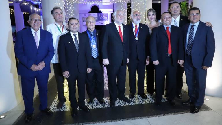Miguel Torruco Marqués estuvo presente en la cena de gala en conmemoración del aniversario número 100 de la Asociación de Hoteles y Moteles en el Hotel Royal Villas Resort, en Mazatlán.