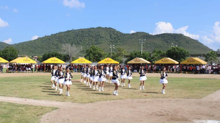 Las alumnas de la preparatoria de la UAS trajeron al desfile de la Revolución Mexicana la presentación de las bastoneras.